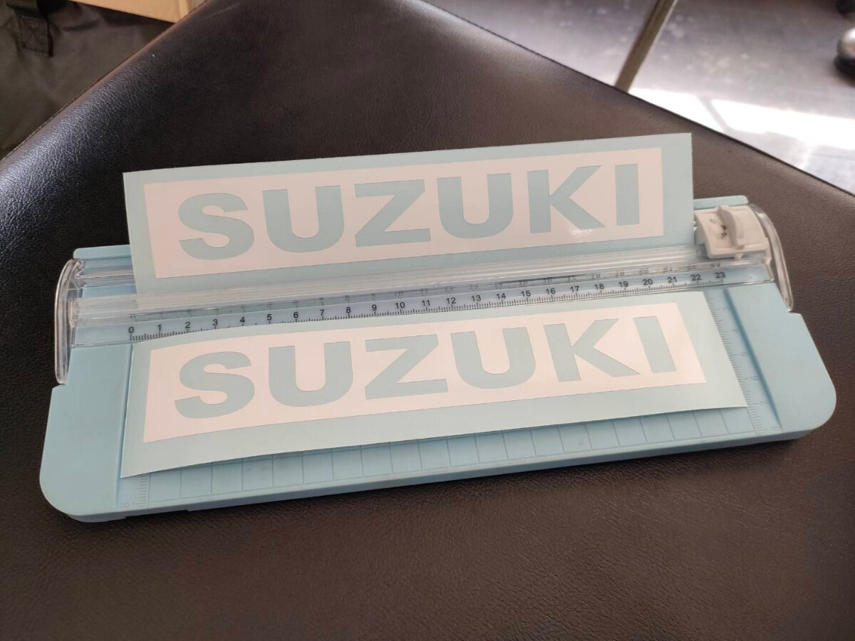スズキ SUZUKI ステッカー ホワイト 2枚セット 抜き文字 切り抜き マスキング等に 200mm×35mm サイズ・カラー・字体変更可能 の画像1