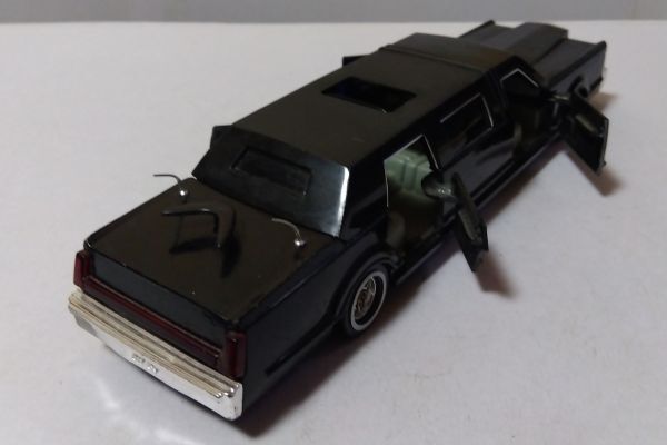 * Cadillac Limousine ( black ) 1/32 MajoRette *
