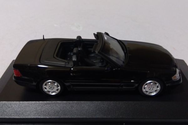 * Mercedes Benz SL 1/43 maxi Champ s( Minichamps )*