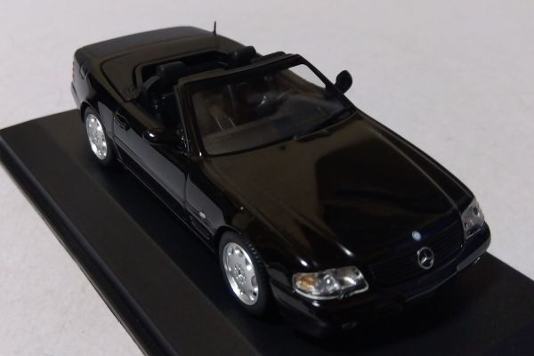 * Mercedes Benz SL 1/43 maxi Champ s( Minichamps )*