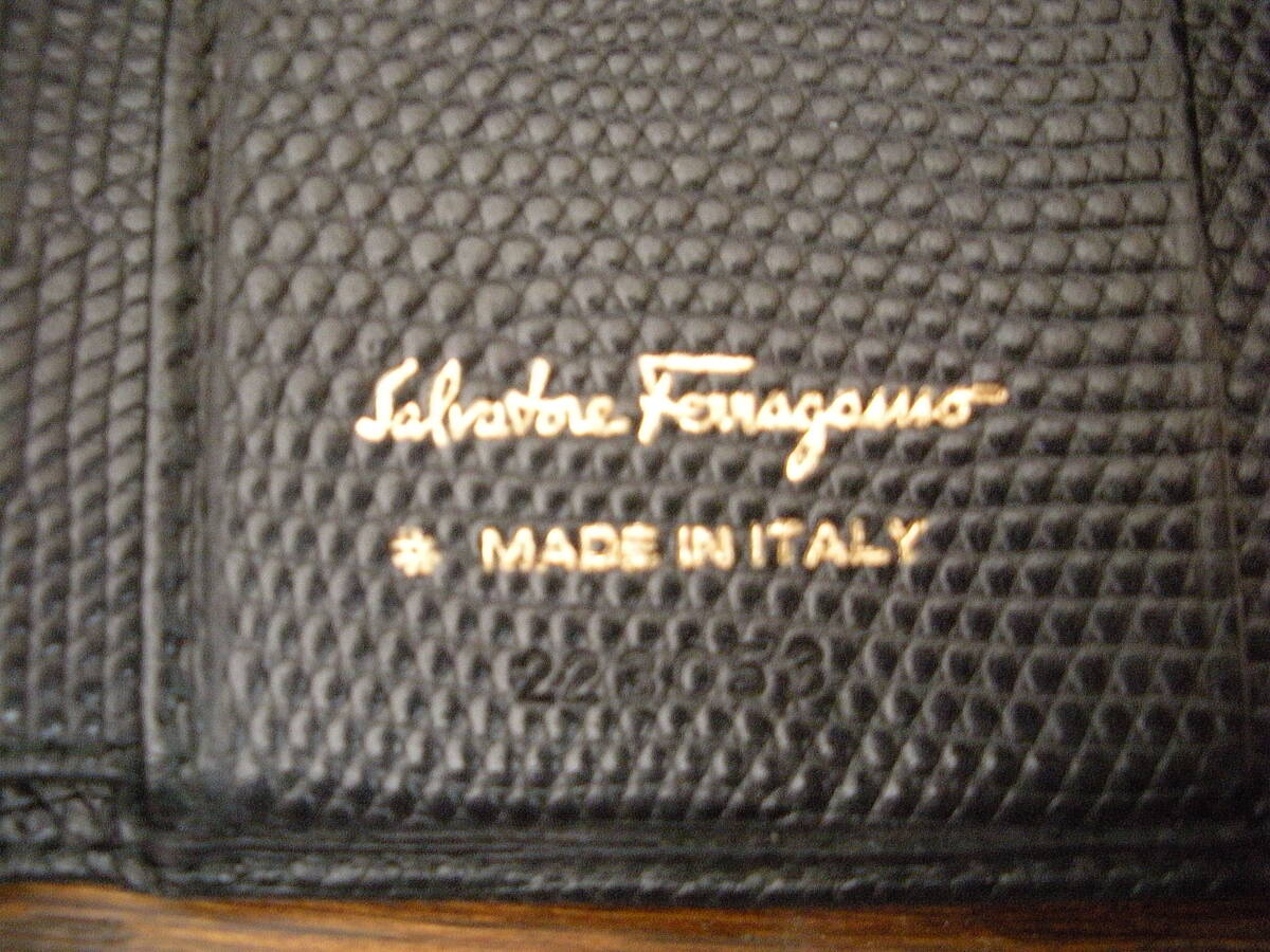 【Salvatore Ferragamo★フェラガモ】リザード型押しのヴァラ二つ折り財布の画像4