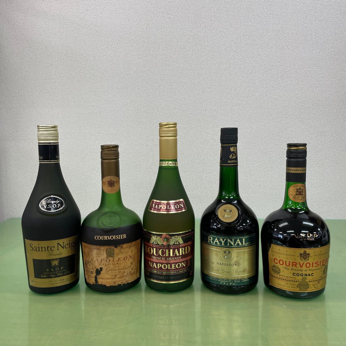 ◎ブランデー まとめて5点古酒 グリーンボトル NAPOLEON COURVOISIER などクルボアジェ ナポレオン VSOP miya11_画像1