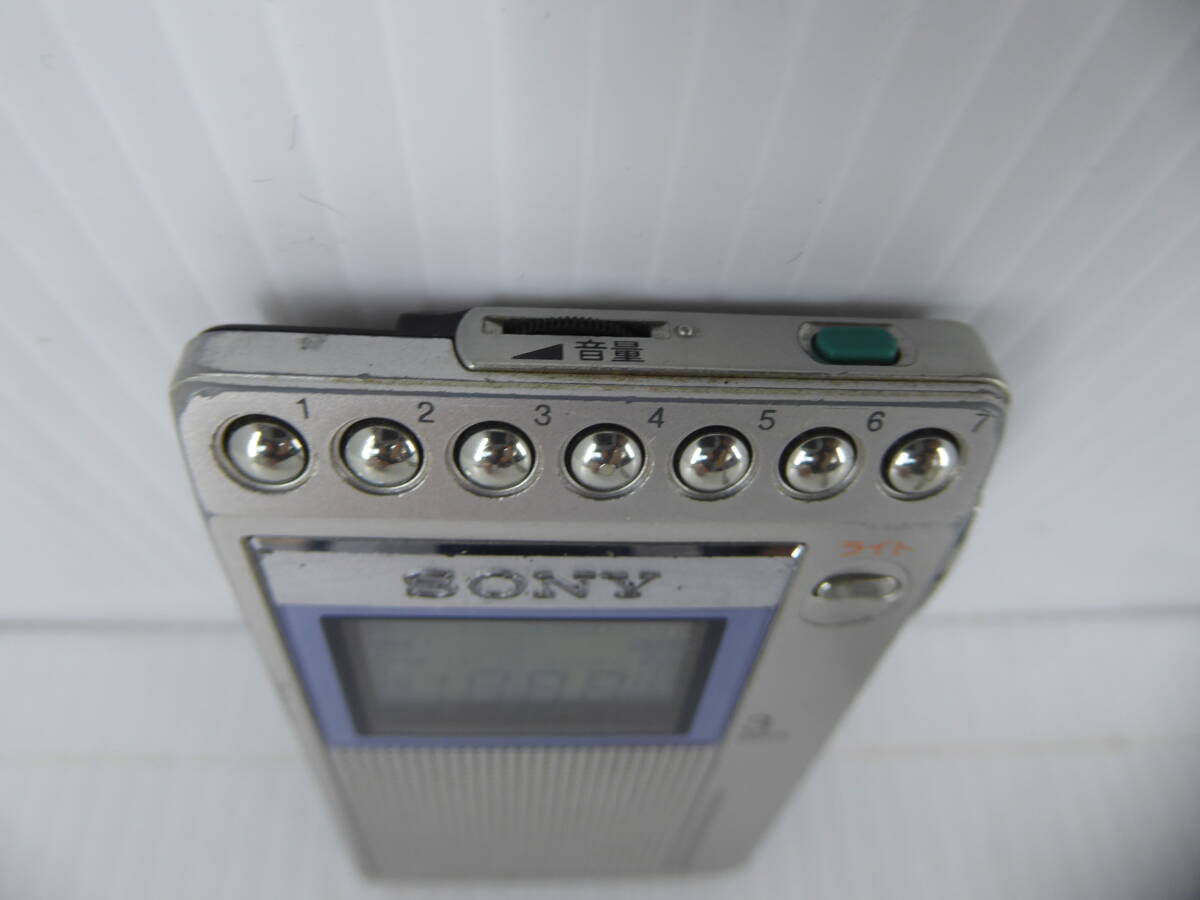 ★☆SONY ワイドFM対応 FM/AMポケットラジオ ICF-R550V 難あり動作品 オマケ新品電池付き☆★の画像2