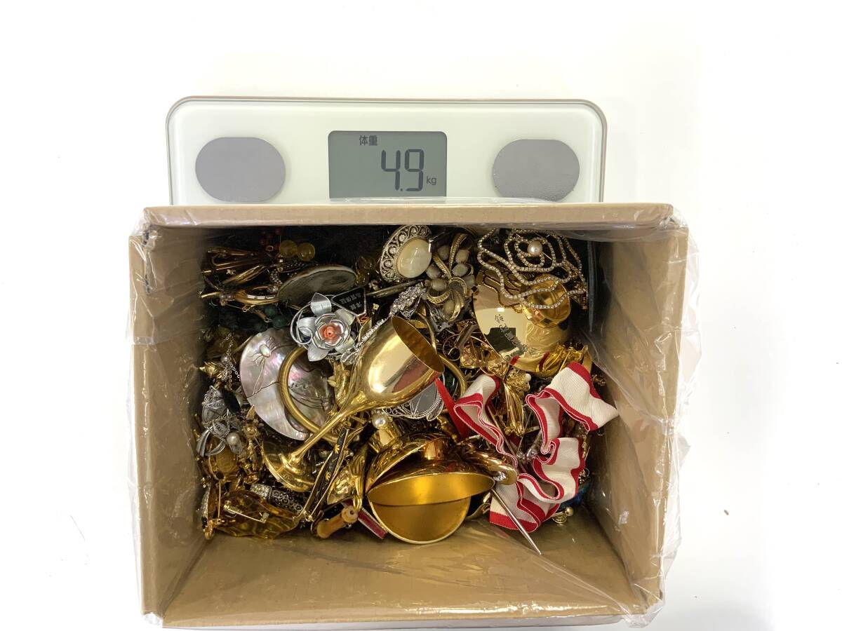 営9083 【1円スタート】 アクセサリー　イミテ　ネックレス / 指輪 / ブローチ / ネクタイピン　など　大量　約4.9kg　装飾品_画像8