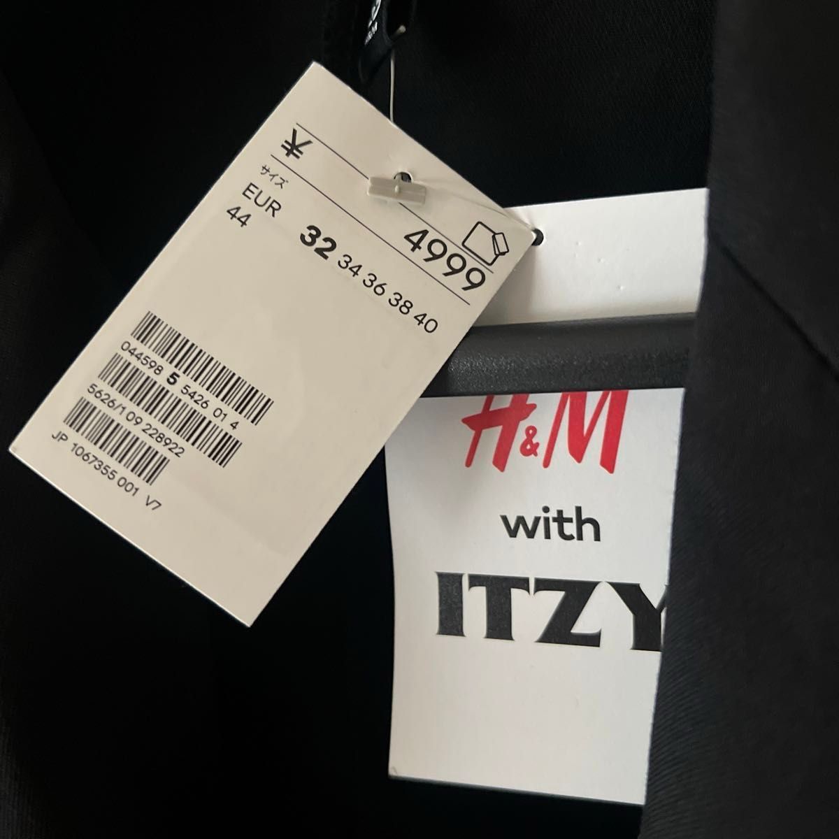 ITZY H&M ショート丈ブラックワンピース XS 未使用品　ショート丈ワンピ　ZARA ミニワンピ