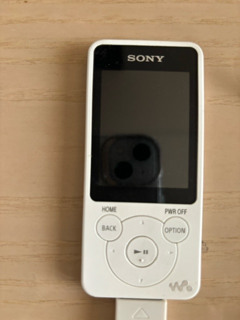 SONY WALKMAN Sシリーズ NW-S14 8GB ホワイト ウォークマン ミュージックプレイヤー　動作確認済　周辺機器　取扱説明書　保証書 _画像2