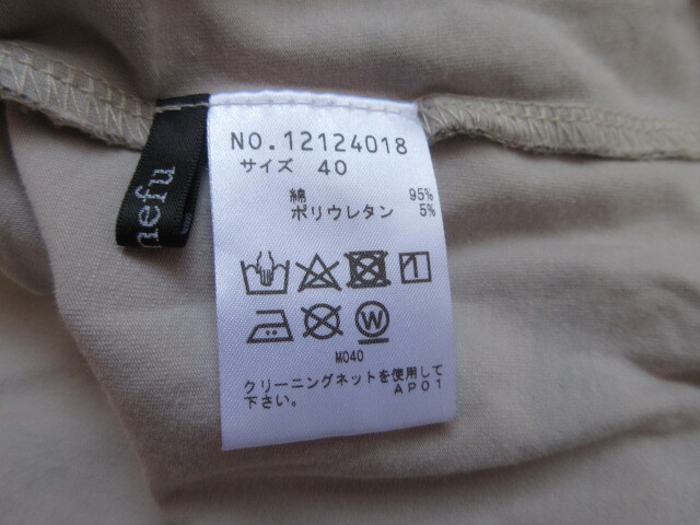 美品：m mefu グレー地に総柄の少しネックのある長袖Tシャツ 40の画像5