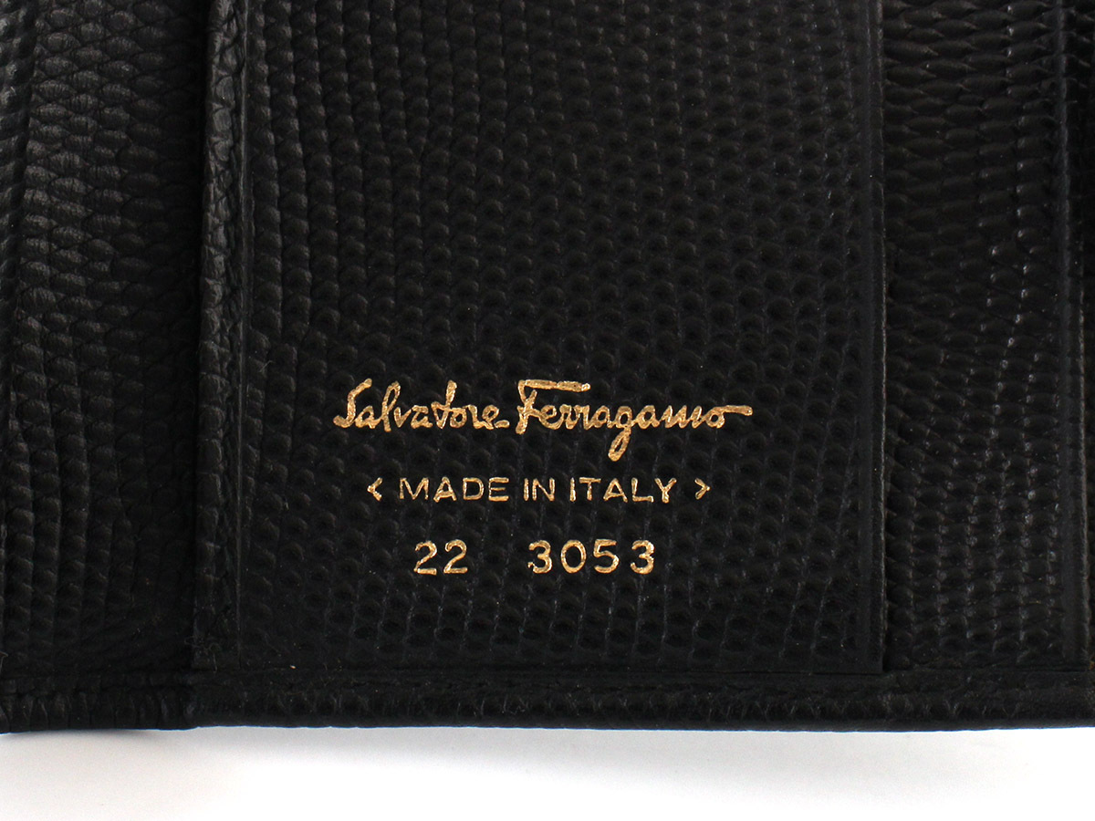 E16697 Salvatore Ferragamo サルヴァトーレフェラガモ ヴァラ 二つ折り 財布 ブラック 黒 レザー イタリア製 ゴールド金具 型押し_画像9