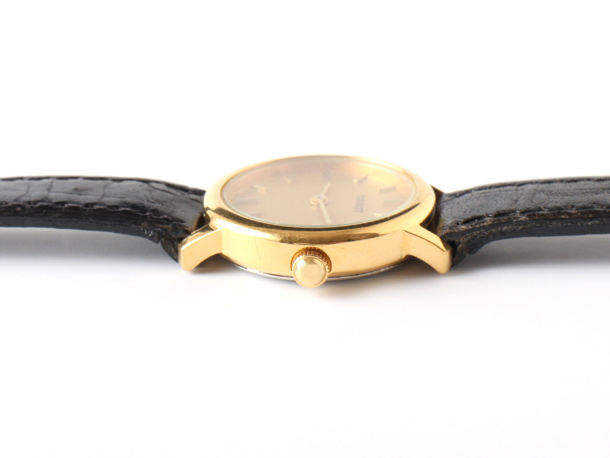 E17003 美品 TISSOT ティソ 腕時計 ゴールド×ブラック 黒 アナログ 2針 C225K レザーベルト 本革 SWISS MADE 動作未確認_画像5