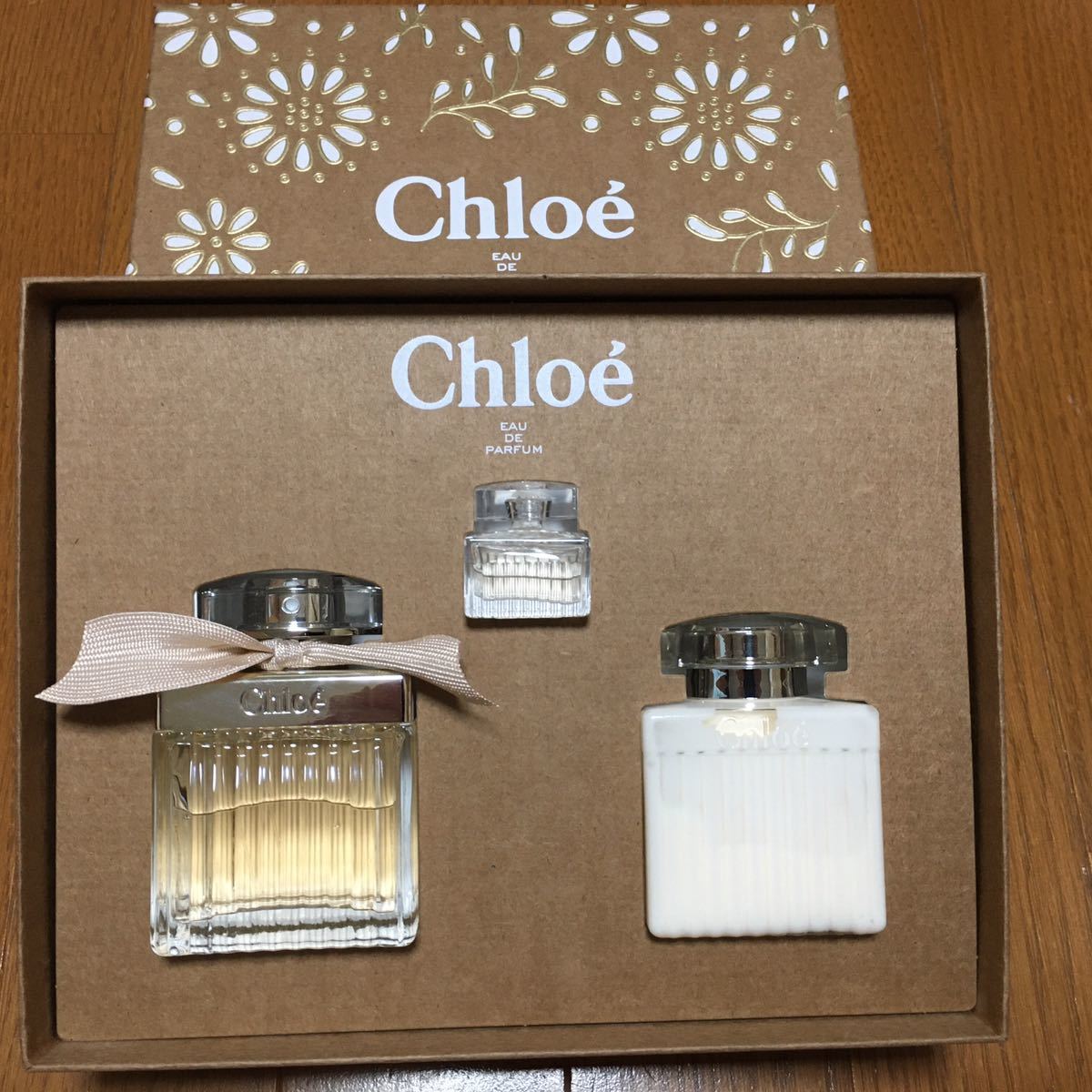 送料無料☆新品 chloe クロエ オードパルファム75mlホリデーギフト3点セット ボディローション 香水3点コフレギフトセット 匿名配送_画像2