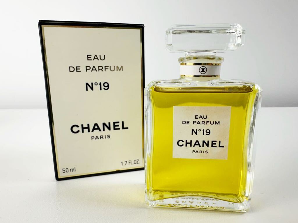 CHANEL シャネル 香水 No 19オードパルファム 【4/52ES】の画像1