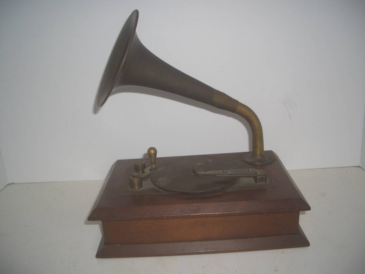 真鍮ラッパ付き 蓄音機型オルゴールの画像1