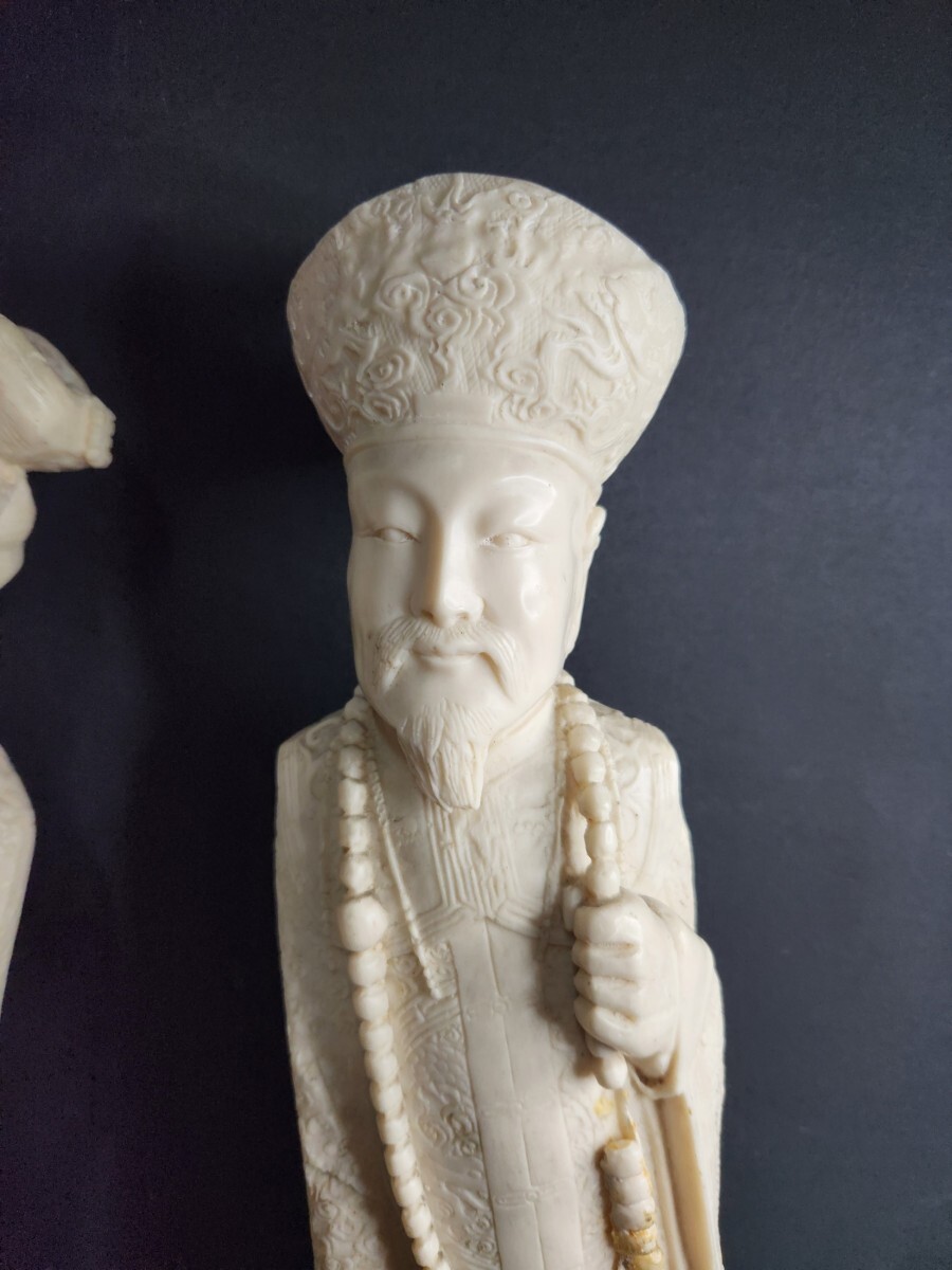 ◆中国彫刻置物 美人 老人と子供 在銘 樹脂 飾物 古い 細密彫刻 夫婦 骨董 古い 芸術 美術品 女性 男性 時代 寿老人 ペア 象牙風 仏像の画像2