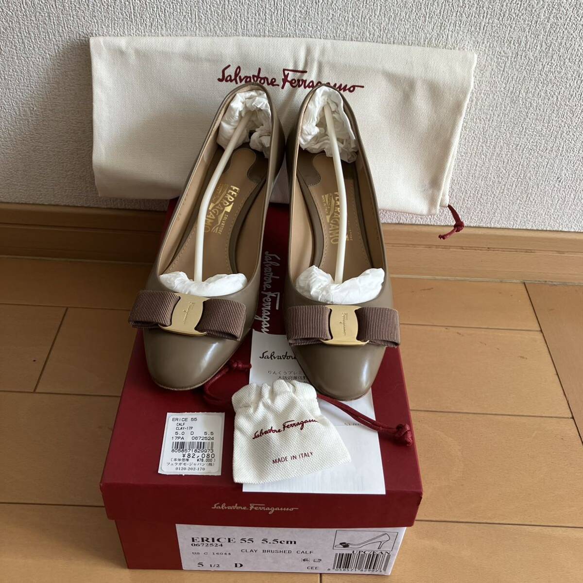 美品♪Salvatore Ferragamo ヴァラ パンプス 5.5（23cm）ベージュブラウン PRICE 55 サルヴァトーレフェラガモ 靴 リボン