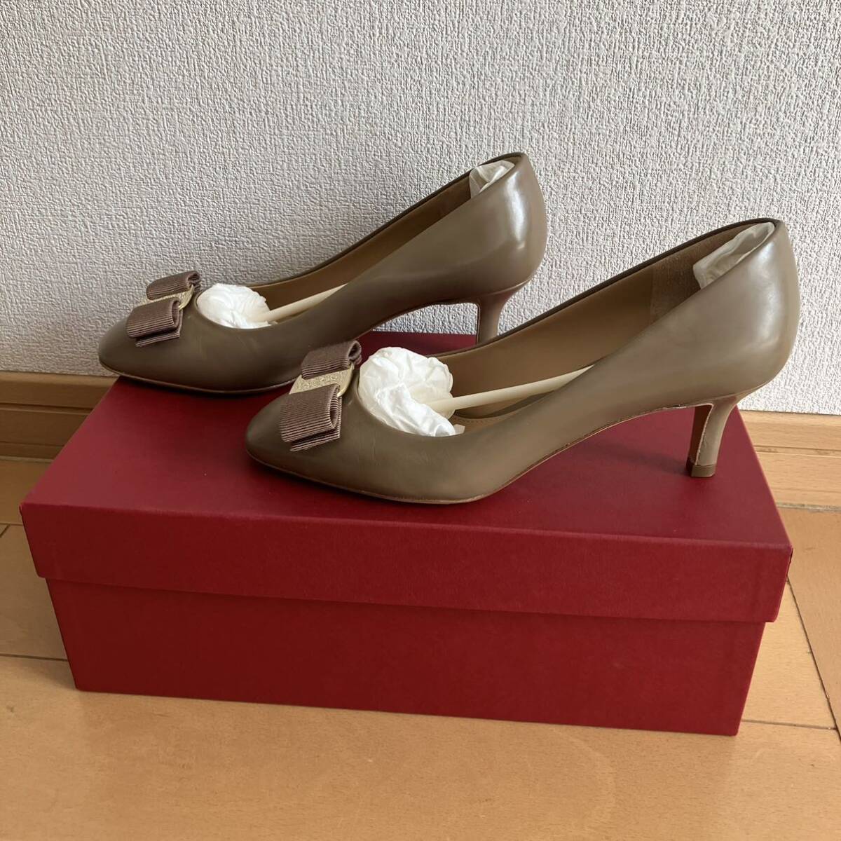 美品♪Salvatore Ferragamo ヴァラ パンプス 5.5（23cm）ベージュブラウン PRICE 55 サルヴァトーレフェラガモ 靴 リボン