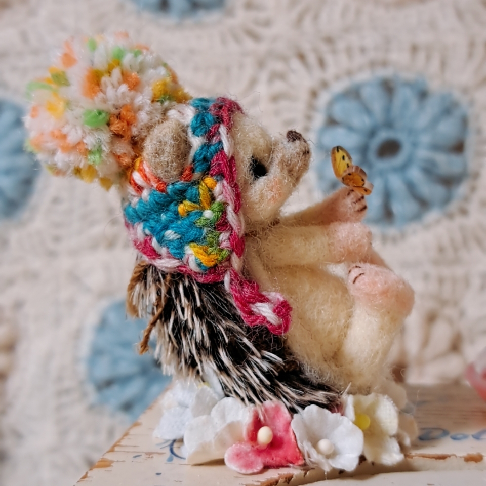 ハンドメイド♪ハリネズミちゃん＆ポンポンニット帽＆ビンテージ風の花輪＆蝶＆おもちゃ 羊毛フェルトミニチュア hedgehogの画像3