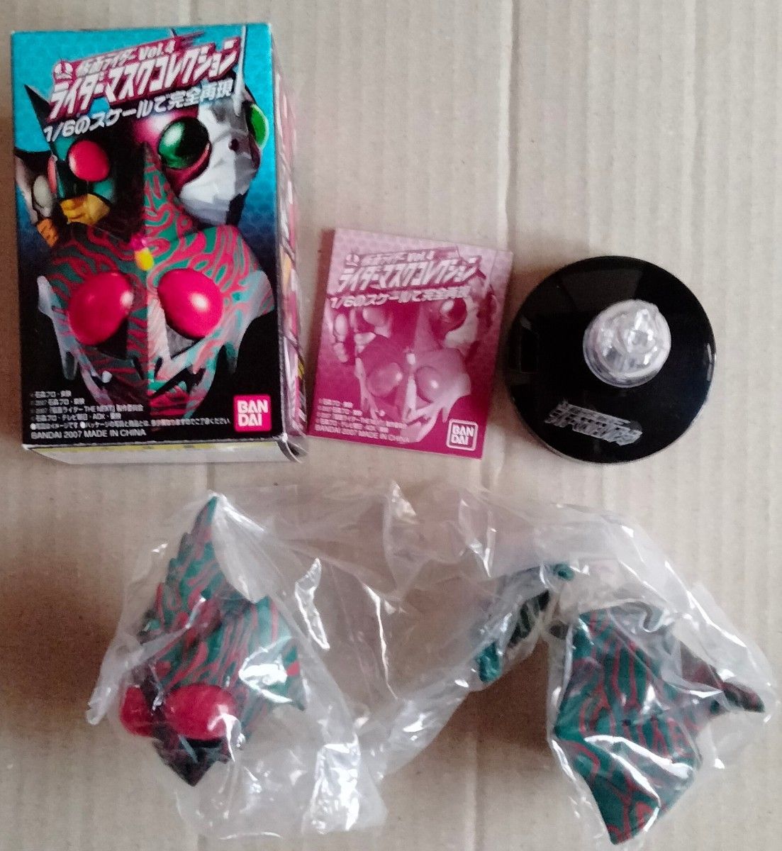 仮面ライダーアマゾン（発光台座）　　仮面ライダーマスクコレクションVol.4