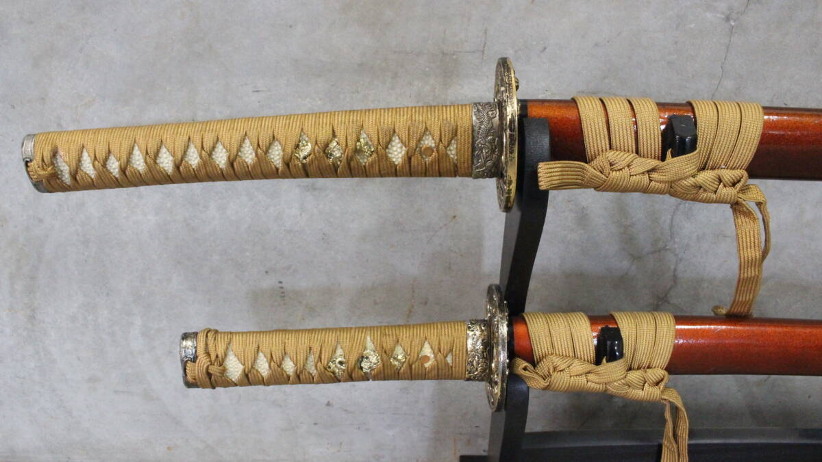 【文明館】模造刀 大小拵え 台付き 時代物 工芸品 日本刀剣武具 床の間飾り カ68の画像2