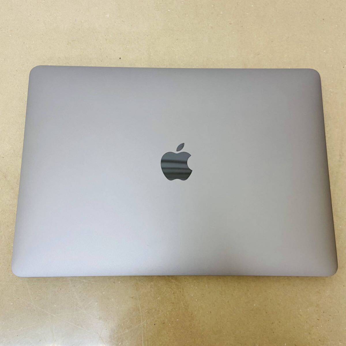 MacBook Pro 13-inch 2018 2.3GHz Quad core Core i5 16GB SSD 512GB. discharge number of times 144 with charger .i17963 80 size shipping 