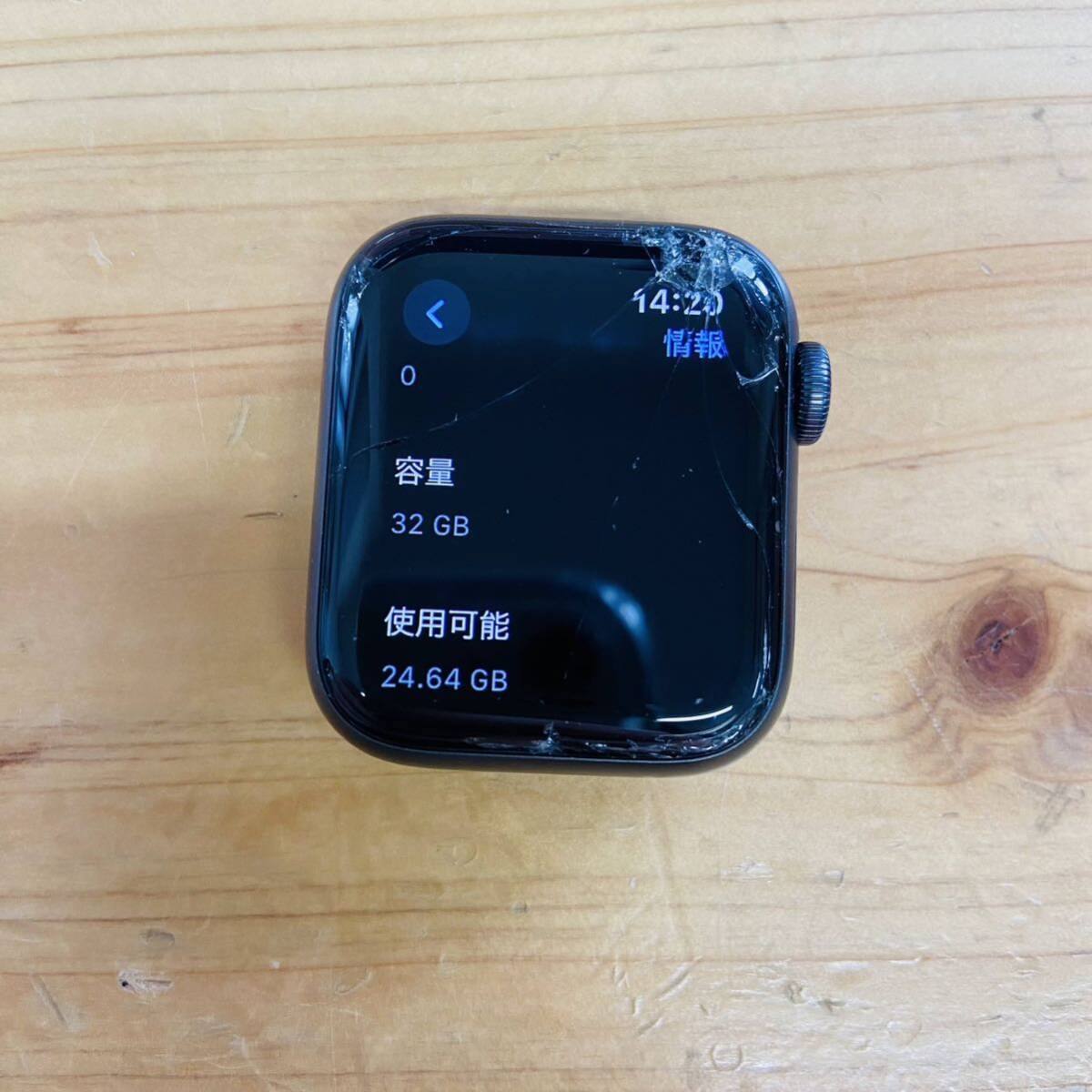 Apple Watch SE 40mm GPSモデル　 MKQ13J/A 　スペースグレイ 　バッテリー最大容量98%　付属品完備　i18118　60サイズ発送　_画像3