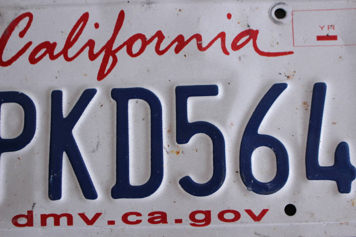 【クリックポスト 送料無料】* カリフォルニア ナンバープレート 2013年以降 ライセンスプレート カープレート CALIFORNIA 「8PKD564」 326_画像2