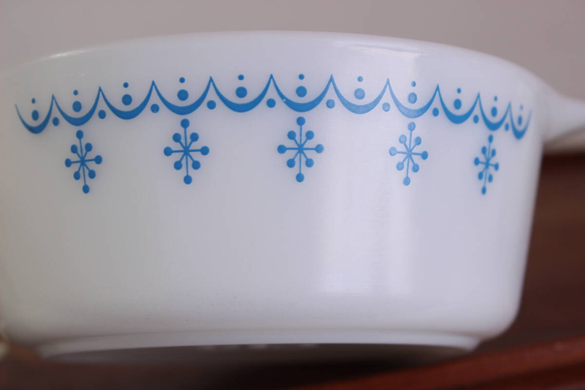 [ free shipping ]* Old Pyrex Pyrex kya Serow ru white snow flakes cover attaching Vintage America made 2