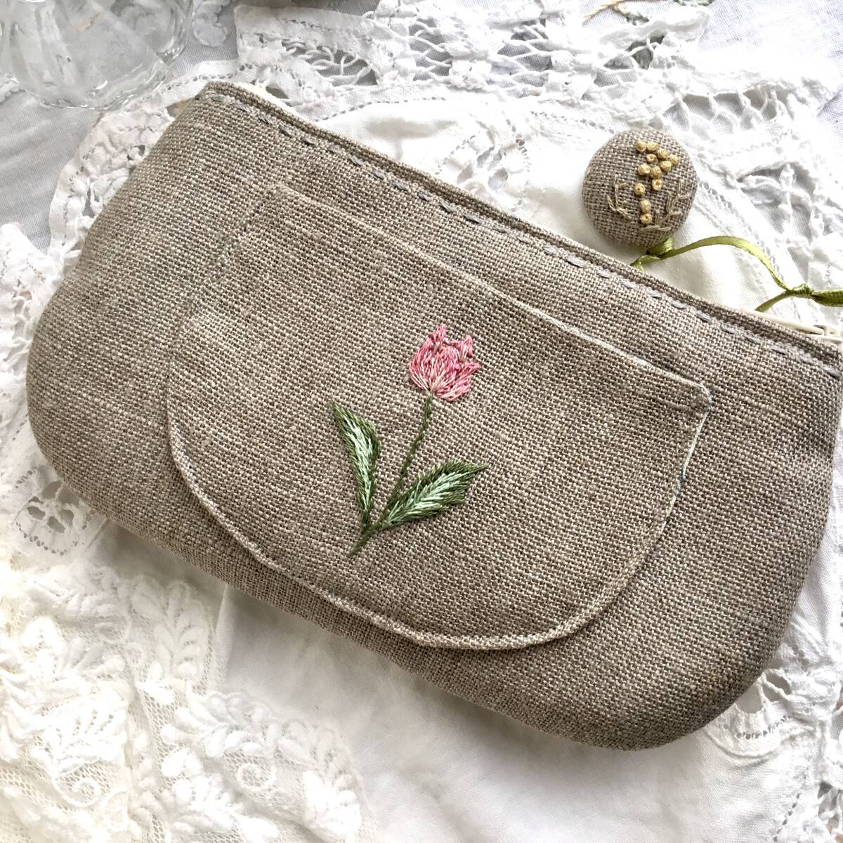 ♪はんど刺繍*横長丸みのポーチ”多種多様お花”チューリップなどアレンジ*生成り系リネン*チャーム付きhandmade_画像3