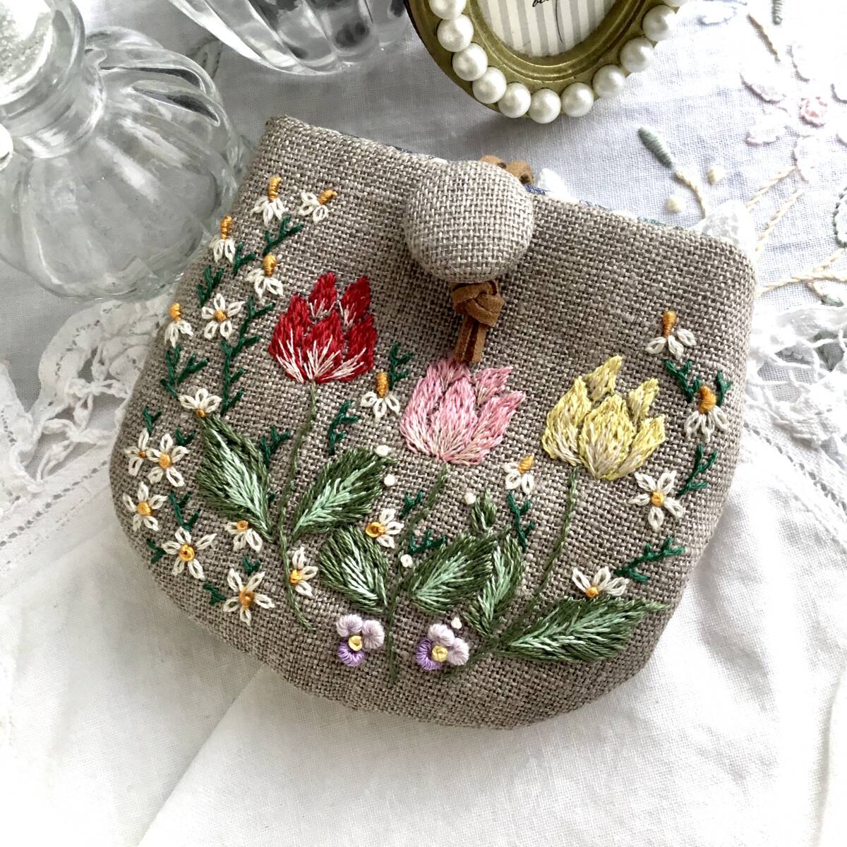 ♪はんど刺繍**やっぱり可愛いミニケース“(ポーチ)花アレンジメント刺繍…チューリップ…ちび可愛handmadeの画像2