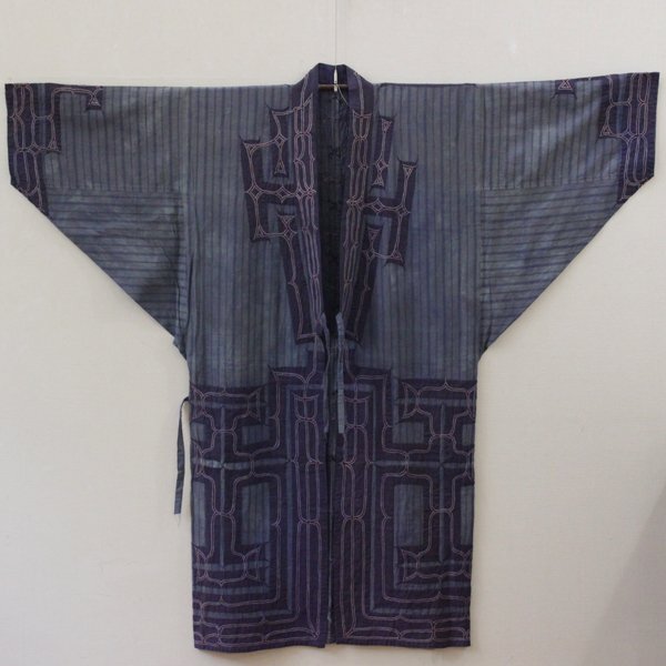 【TAKIYA】7267『 アイヌ民族衣装 チカルカルぺ 』 黒裂置文衣 木綿 刺繍 antique kimono textile 民藝 北海道 古美術 時代の画像2