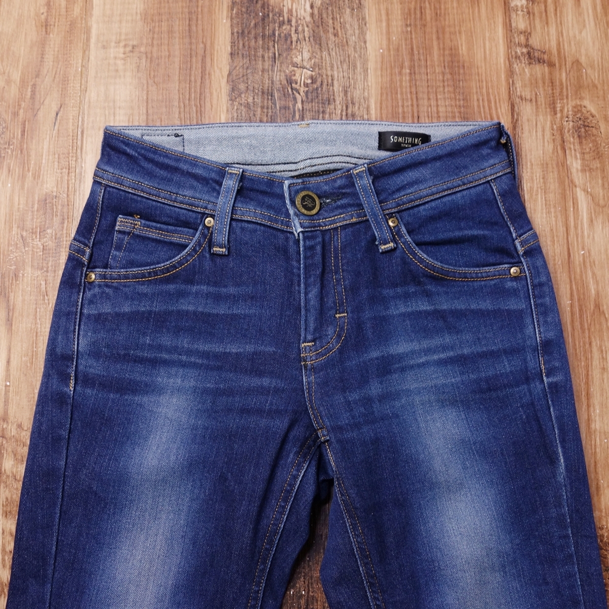 26 дюймовый стрейч джинсы Something женский SOMETHING б/у одежда Denim брюки SW266 индиго голубой MO18