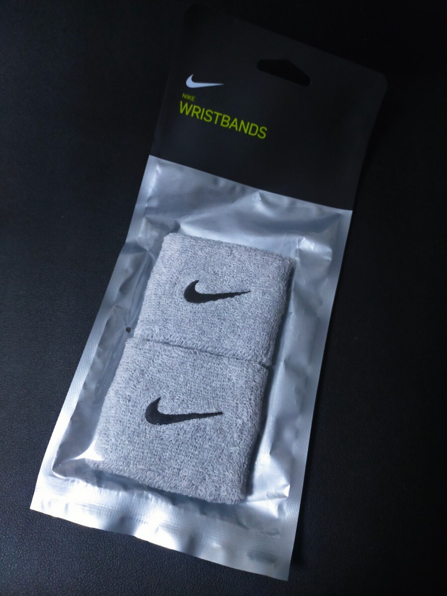 即決！送料無料！NIKE　リストバンド　【グレー】2個一組　両腕用　_画像1