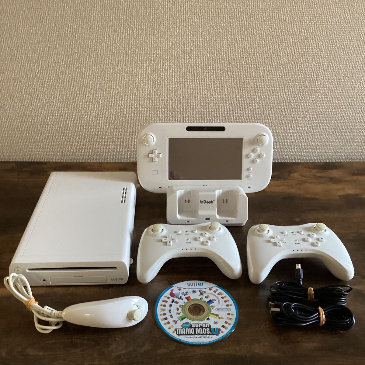 K1260）Nintendo 任天堂 ニンテンドー WiiU WUP-101(01) Wii U 本体 コントローラー ニュースーパーマリオブラザーズ 中古品_画像1