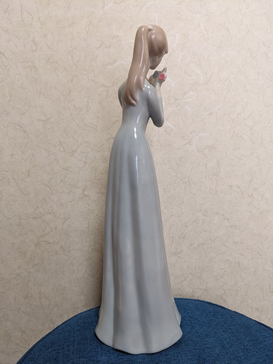 BELLWOOD ベルウッド 陶人形 約30cm フィギュリン 女性 花 インテリア 置物 西洋陶磁 西洋人形 アンティーク 陶器人形の画像3