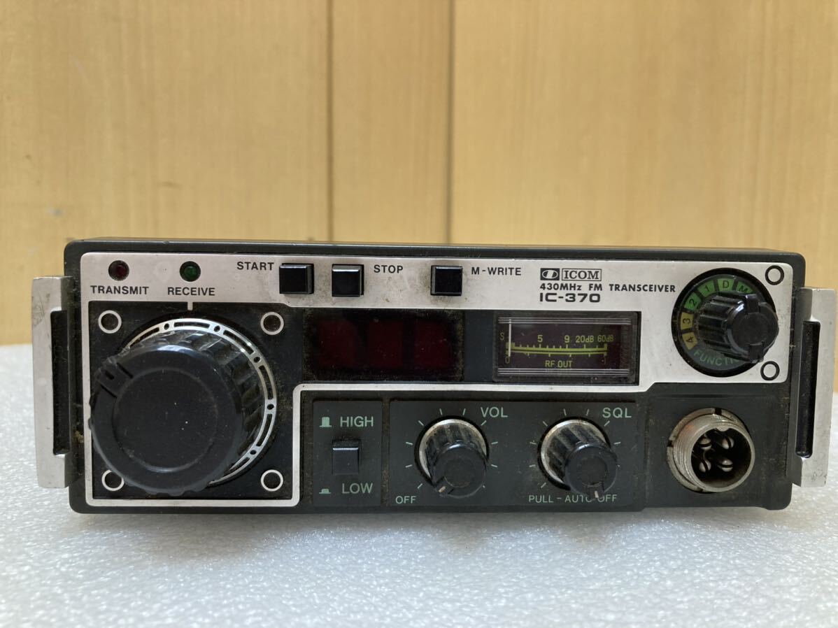 HY0850 【希少】ICOM UHF FM トランシーバー IC-370 マイク付 無線機 車載 アマチュア無線 動作未確認　昭和レトロ 中古品_画像2