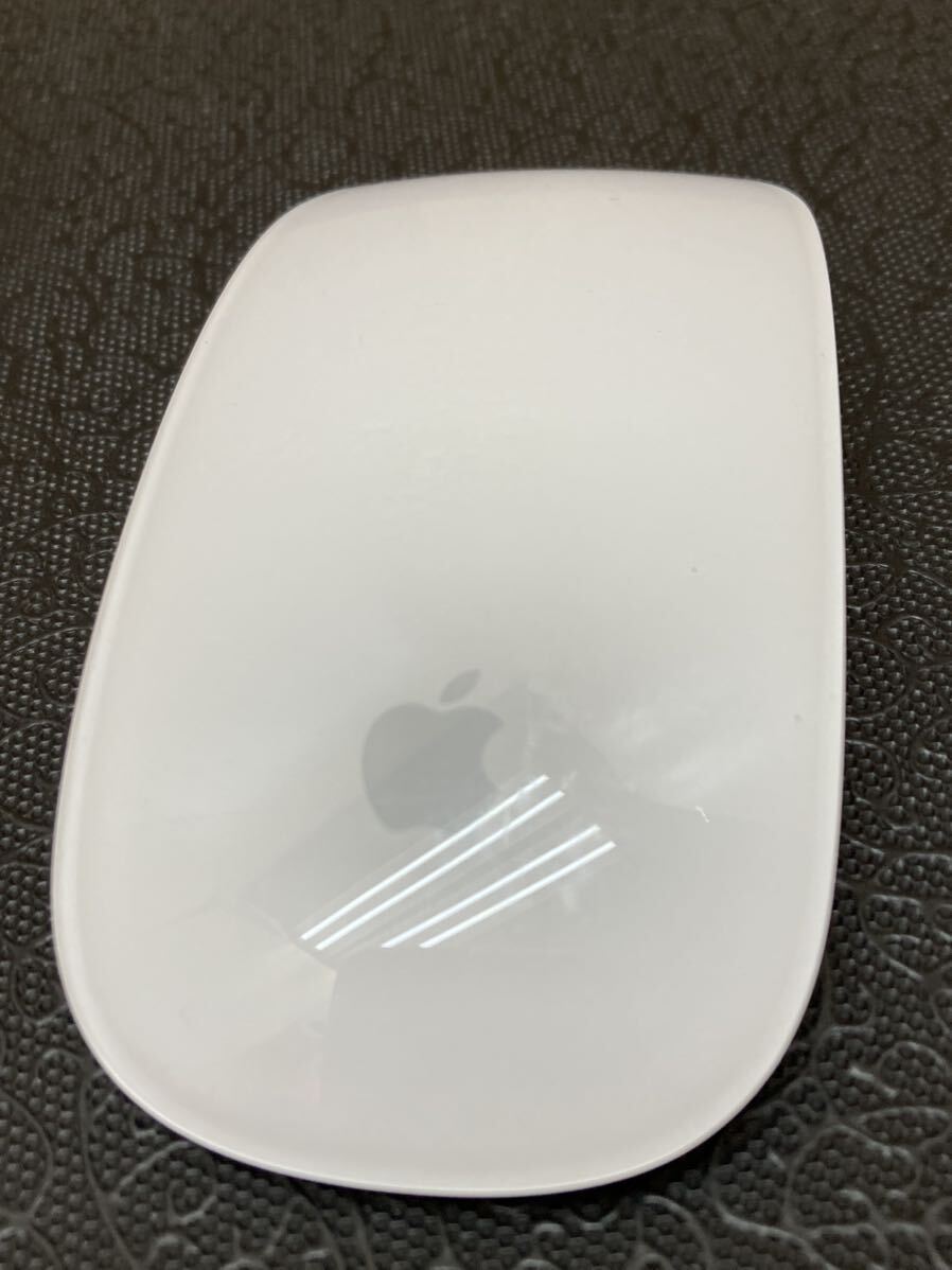 HY0971 Apple アップル Magic Mouse マジックマウス ワイヤレスマウス A1296 Bluetooth 通電確認済 現状品 0417の画像1