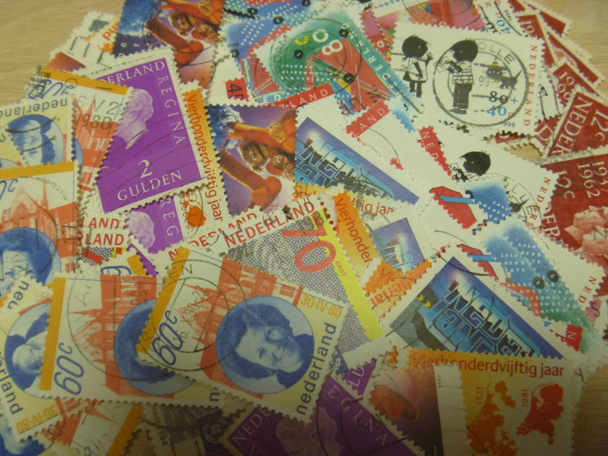 ★外国切手・海外切手★１１０枚★使用済切手・消印付き切手★中型切手★Wの画像1