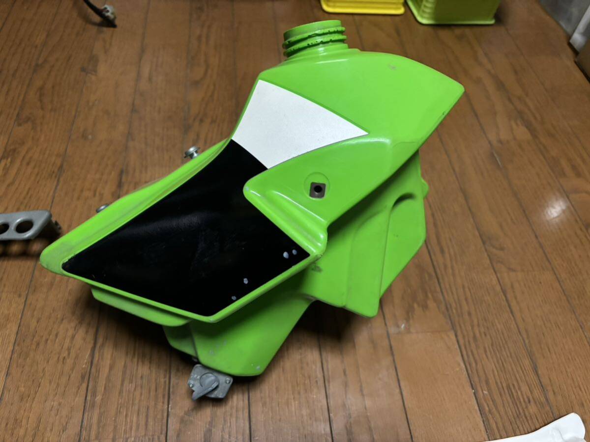 カワサキ 純正 KX80 部品 ガソリンタンク サイドカバー スロットル 外装 の画像3