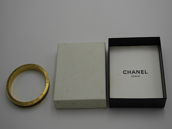 豊富な商品から 95A ロゴバングル CHANEL シャネル 16932円 金×黒 バングル - 箱 バングル