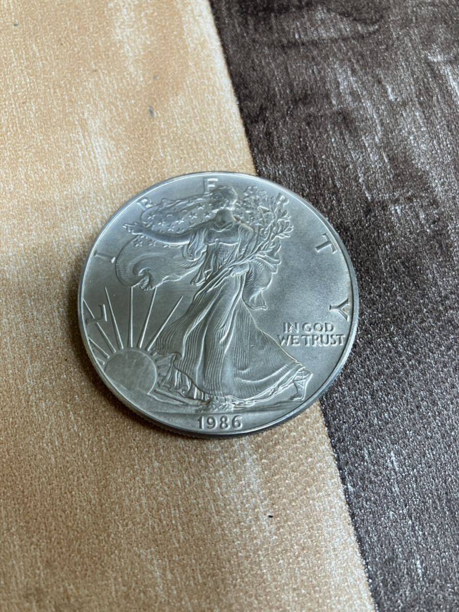 米国古銭 1986年 アメリカ イーグル ウォーキングリバティ 1ドル 1オンス銀貨 IN GOD WE TRUSTの画像1