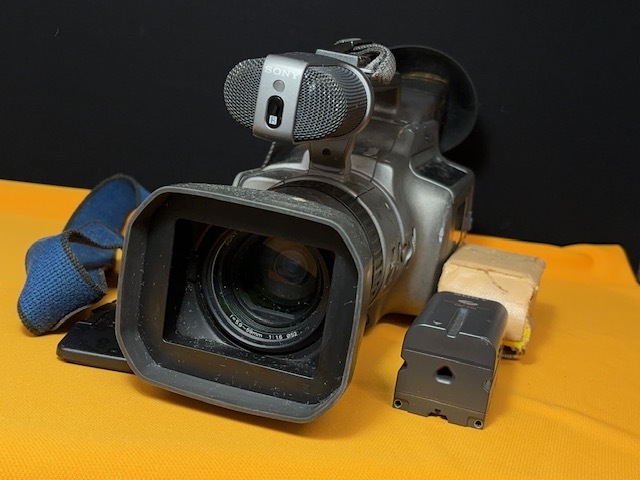 ※23245 通電確認済 バッテリー2個 DCR-VX1000 デジタルビデオカメラレコーダー ハンディカム SONY ジャンクの画像1