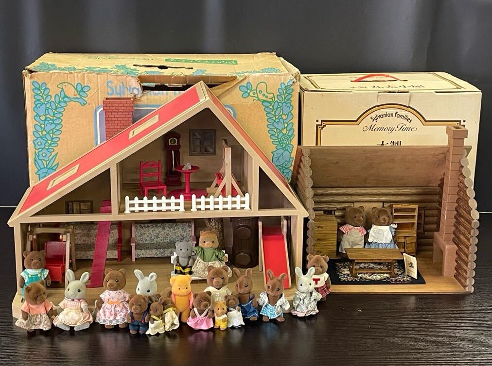 【4R2】1円スタート Sylvanian Families シルバニアファミリー 木製 丸太小屋+デラックスハウス+人形21体 まとめセット 玩具 ドール の画像1