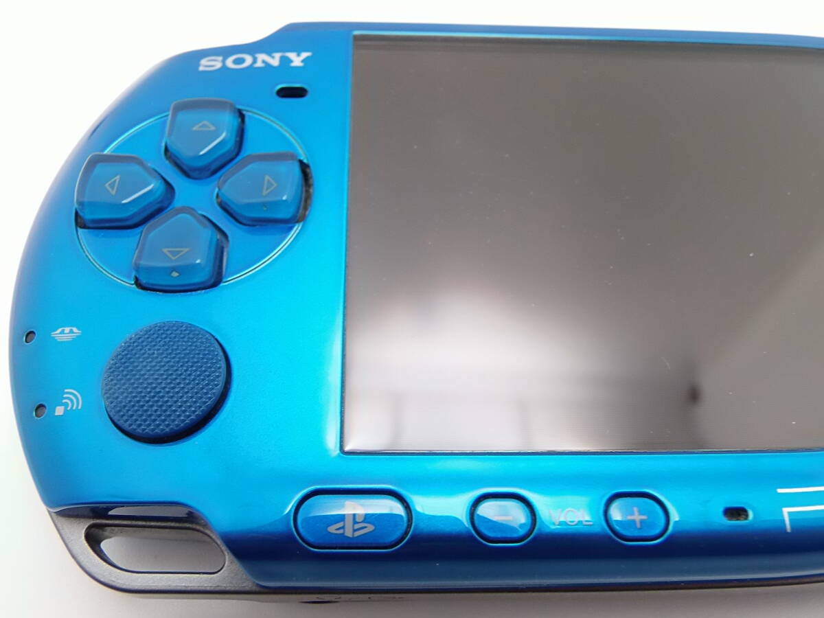 PSP-3000　ブルー　かなり綺麗な美品　液晶画面は、キズ無し　バッテリー、アダプター2個付き　保護フィルムは、未使用　全13点セット_画像3