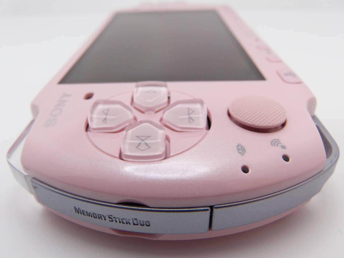 新品同様 ブロッサム ピンク PSP-3000 液晶画面は、ほぼ無傷 ほとんど未使用に近い 付属品も綺麗な美品 全10点セットの画像7