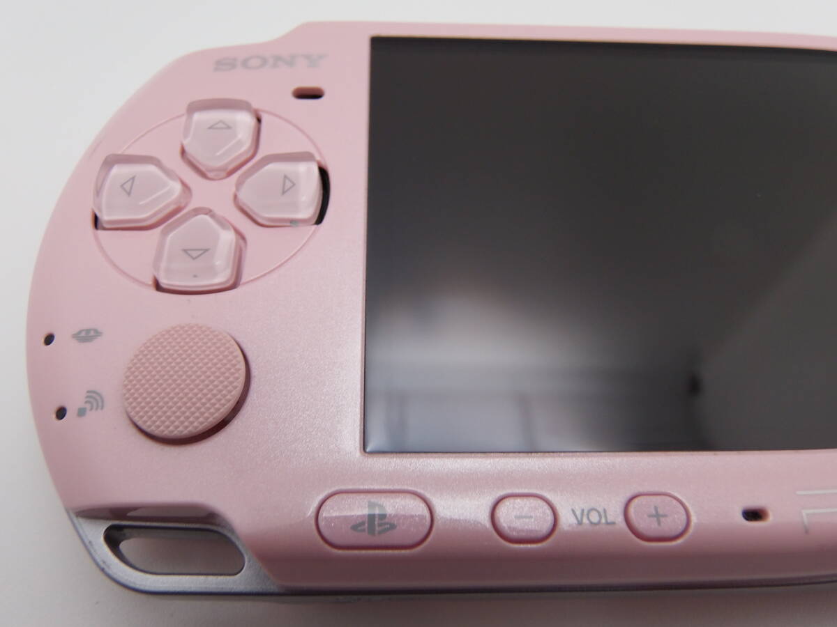 新品同様 ブロッサム ピンク PSP-3000 液晶画面は、ほぼ無傷 ほとんど未使用に近い 付属品も綺麗な美品 全10点セットの画像4