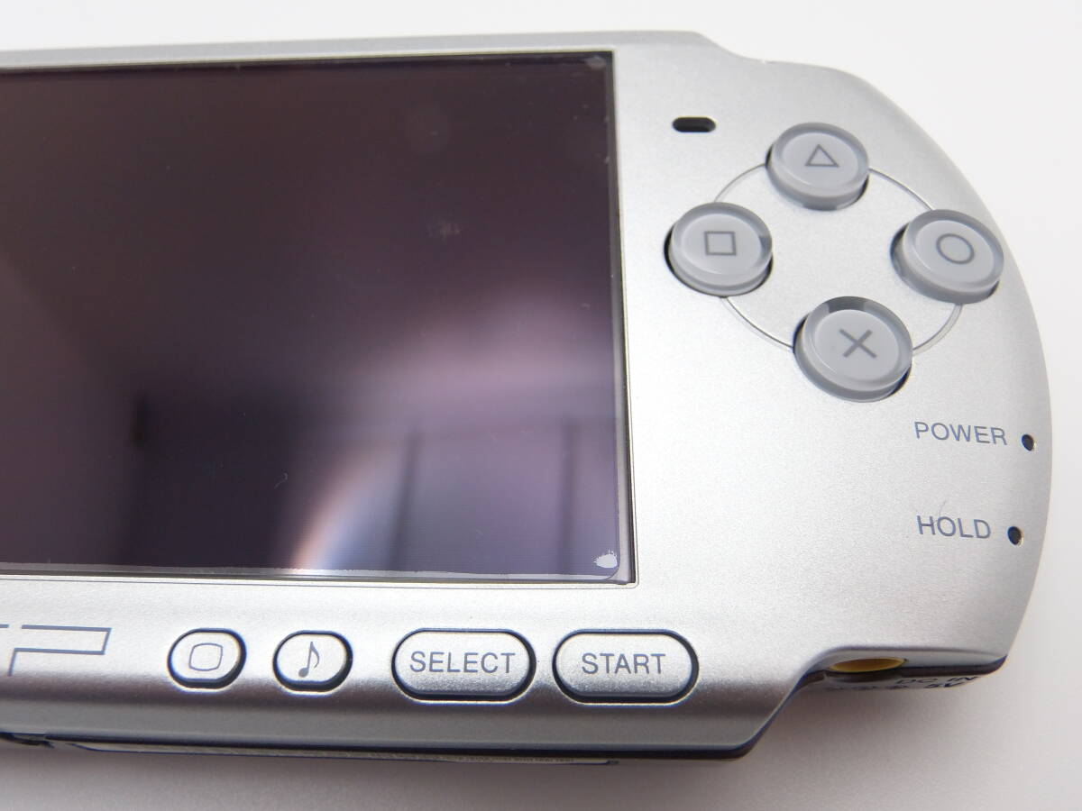 PSP-3000　新品に近い綺麗な美品　シルバー　液晶画面は、完全に無傷、ヤケ無し　バッテリー、アダプター2個付　フィルムは、未使用 全14点_画像5
