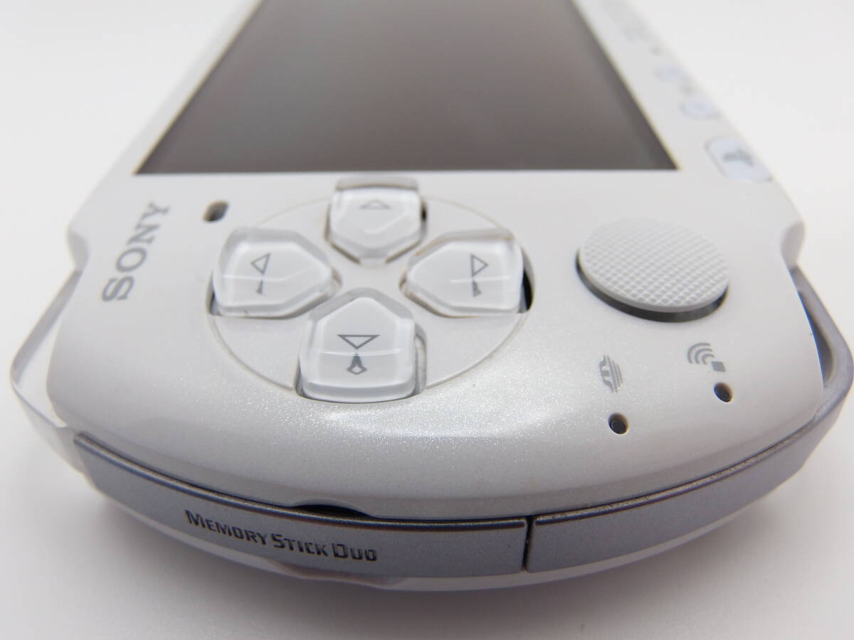 PSP-3000 ホワイト かなり綺麗な美品 液晶画面は、ほぼ無傷、ヤケ無し バッテリー、アダプター2個付 フィルムは、未使用 14点セット の画像5