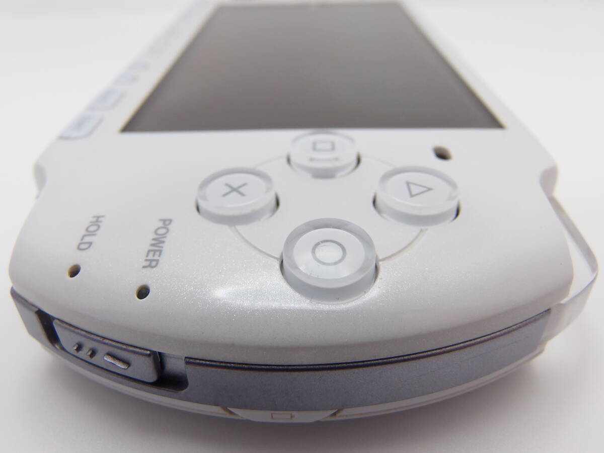PSP-3000 ホワイト かなり綺麗な美品 液晶画面は、ほぼ無傷、ヤケ無し バッテリー、アダプター2個付 フィルムは、未使用 14点セット の画像6