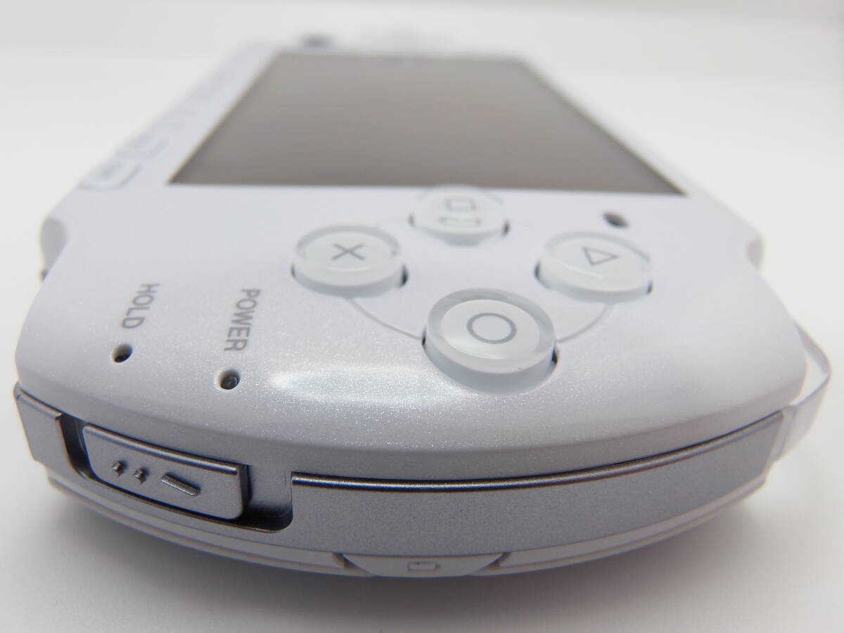 新品同様 パール ホワイト PSP-3000 液晶画面は、ほぼ無傷、ヤケ無し バッテリー2個 フィルムは、未使用 綺麗な美品 全11点セットの画像4