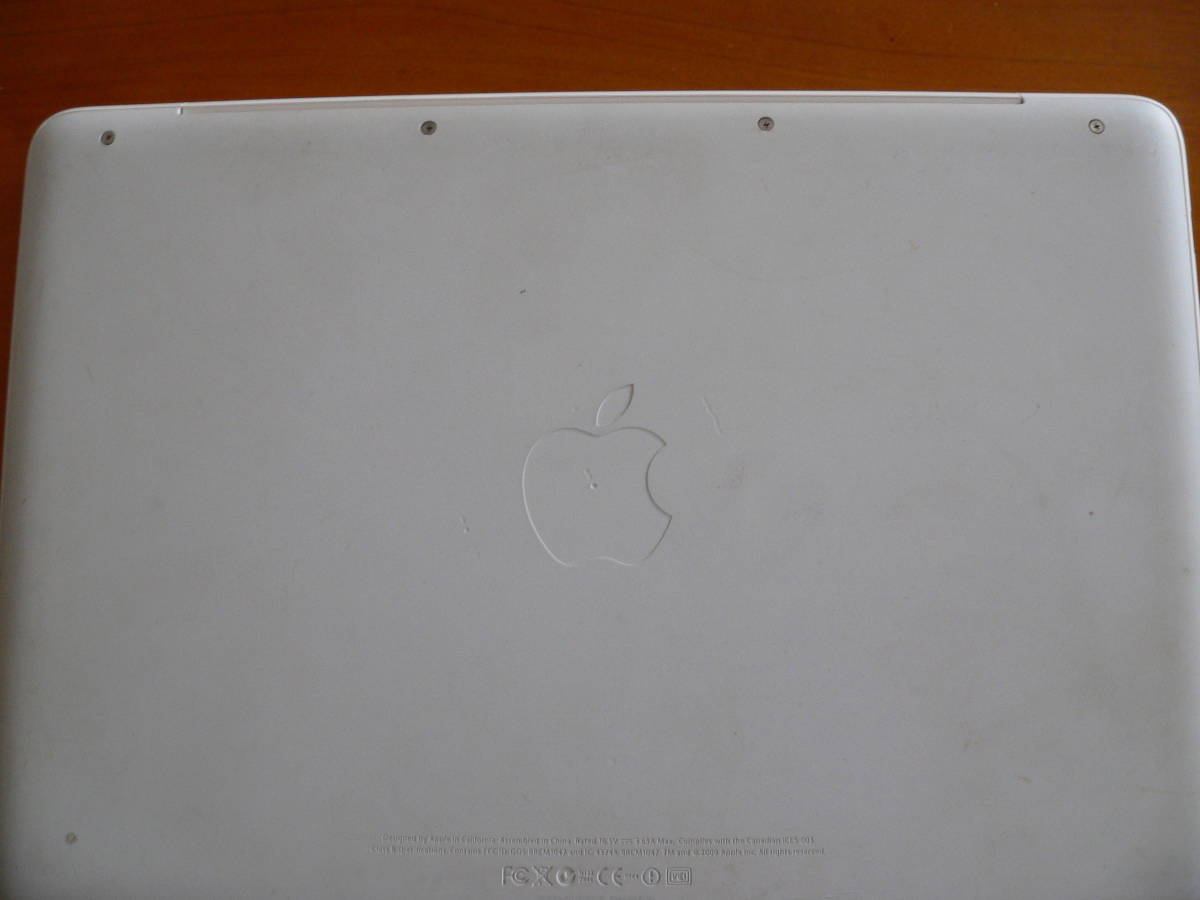 白ポリカ Unibody マックが Catalina で甦る！ A1342 MC516J/A MacBook 7,1 Mid 2010 2.4GHz 8GB SSD/240GB APFS Catalina 10.15.７ +AC ⑨_底のゴムカバーもネジも良好。