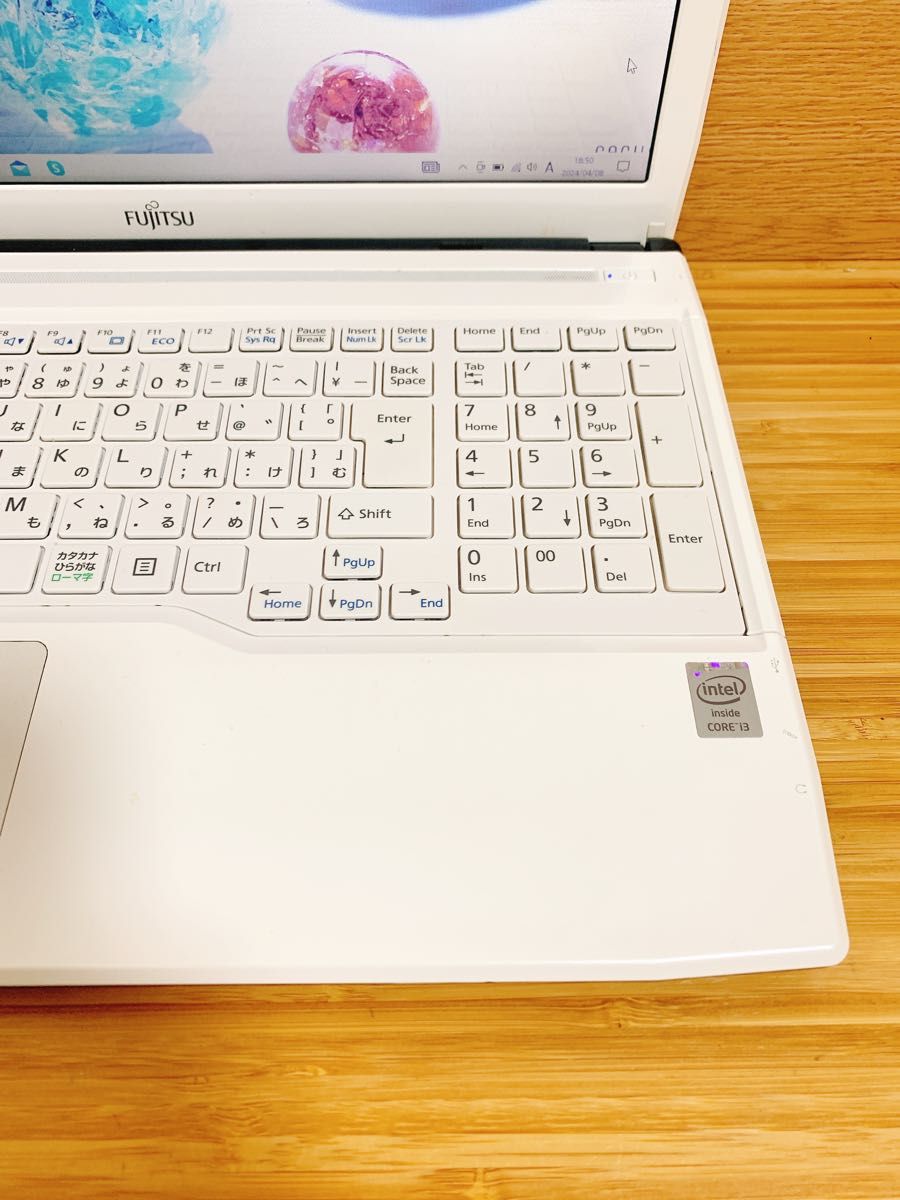 特価　ノートパソコン　オフィス付　人気の富士通　美品　日本製　薄型軽量　ホワイト